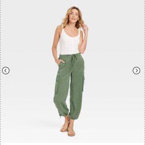 NWT Army Green Universal Thread Cargo Joggers- Size 6
